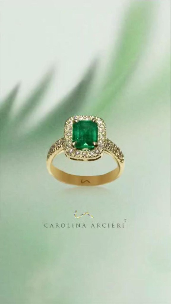 Anillo de esmeralda con halo de diamantes