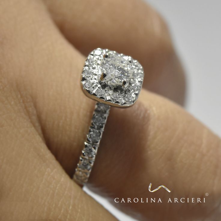 Halo cushion de diamantes